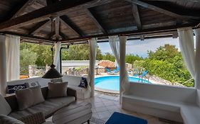 Villa Nana With A Swimming Pool